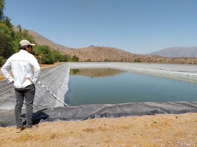 Acumulador de agua revestido junto a un cerro