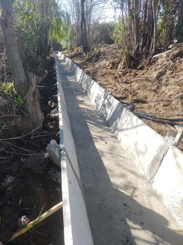 Canal revestido en hormigón en construcción