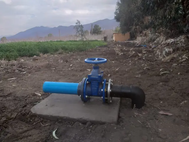 Válvula de compuerta instalada sobre una losa de hormigón