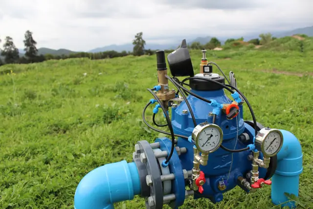 Válvula de control con manómetros instalada en terreno
